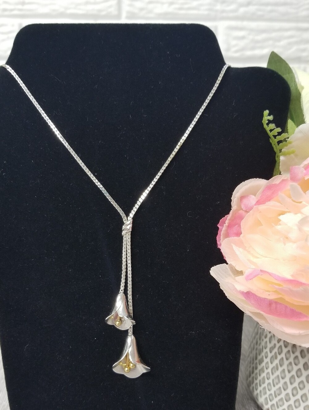 Vintage Avon Silvertone Calla Lily Necklace